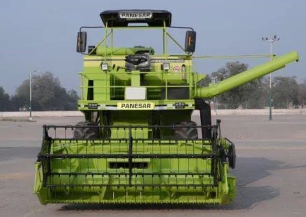 COMBINE HARVESTER